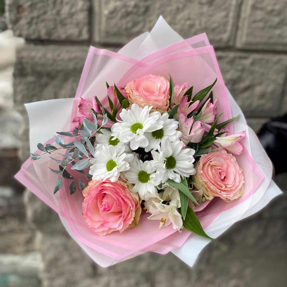 Букет из 5 альстромерий, 3 роз и хризантемы «Заколдованный сад»